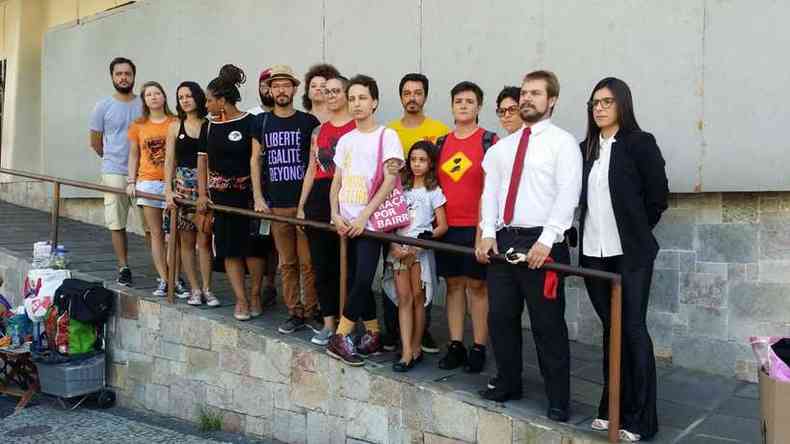 Representantes de blocos estiveram na porta do Detran, na manh desta quinta-feira(foto: Paulo Filgueiras/EM)