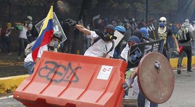 Estudantes em protestos anti-governo na capital Caracas(foto: Christian Veron/Reuters) Estudantes em protestos anti-governo na capital Caracas(foto: Christian Veron/Reuters)