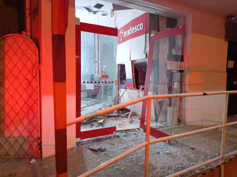 Agncia bancria ficou destruda, mas nenhuma quantia em dinheiro foi levada(foto: PMMG)