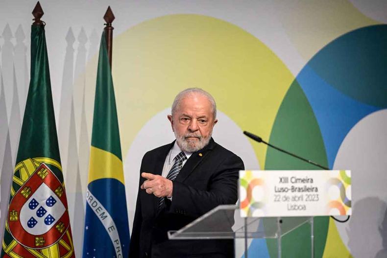 O presidente Lula quer apartar uma briga de cachorro grande por espaço na geopolítica que passa por mudanças(foto: Patrícia de Melo Moreira/AFP) O presidente Lula em Portugal