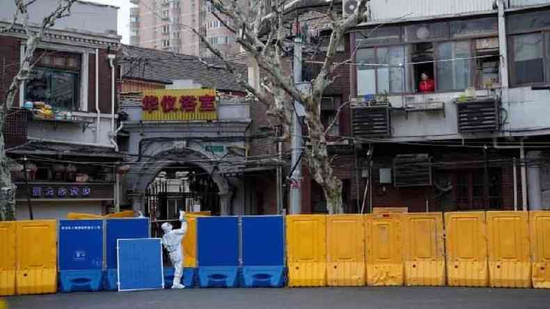 Uma divisria sanitria em uma rua de Xangai