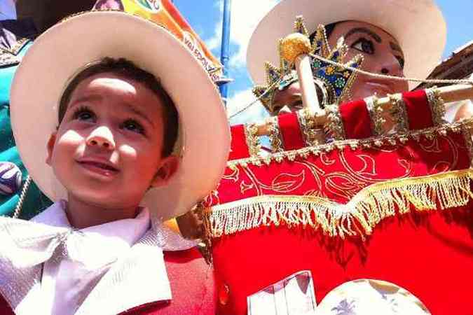 talo Caio, de 3 anos, foi vestido como menino da tarde em homenagem ao primeiro boneco do artista plstico Silvio Botelho(foto: Lene Ferreira/DP/D.A Press)
