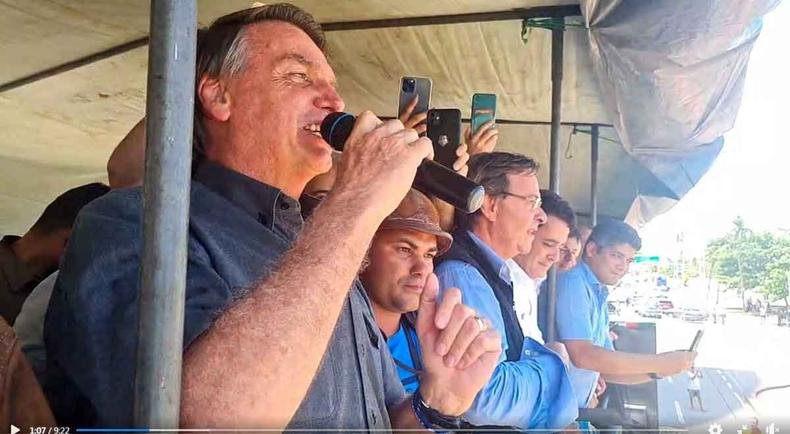 O presidente discusa para seus apoiadores na Praia da Boa Viagem na capital de Pernambuco 