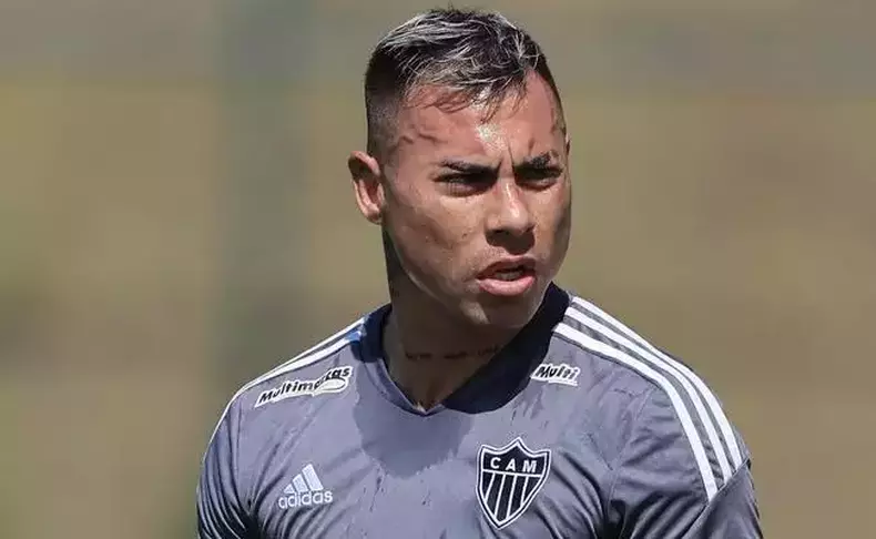 Atacante Eduardo Vargas durante treinamento do Atltico na Cidade do Galo