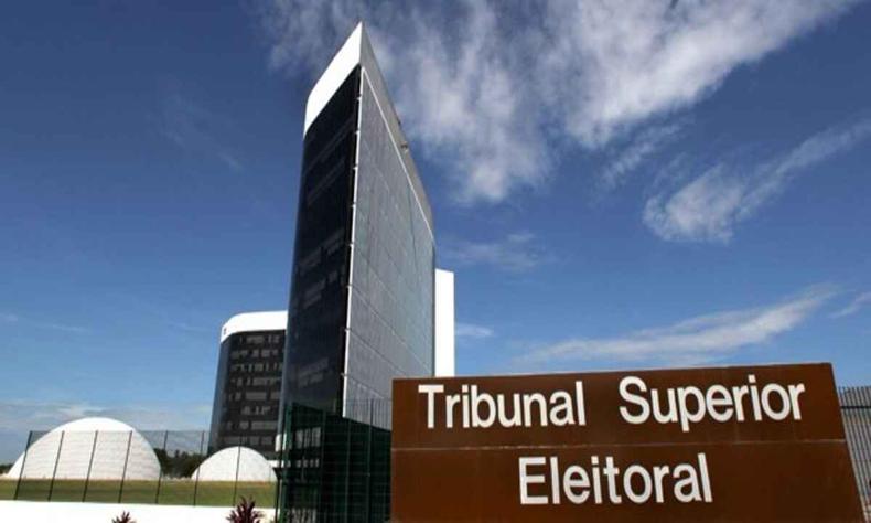 A intenção é evitar que o eleitor seja induzido ao erro(foto: TSE/Reprodução) Prédio do TSE, com placa TRIBUNAL SUPERIOR ELEITORAL e céu azul ao fundo