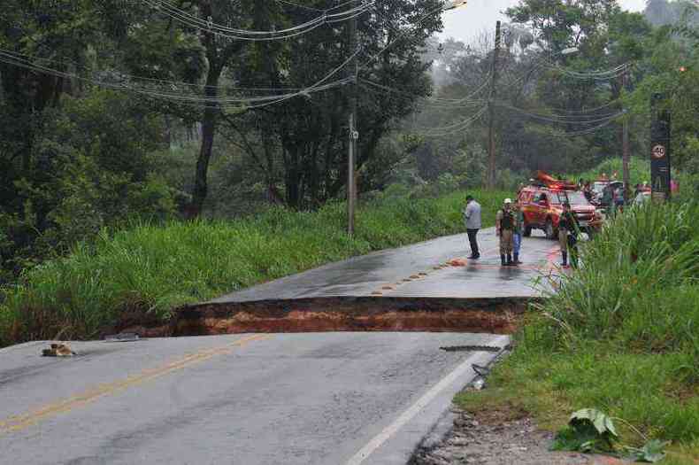 Cratera se abriu e engoliu um caminho na madrugada desta quarta-feira(foto: Jair Amaral/EM/D.A Press)