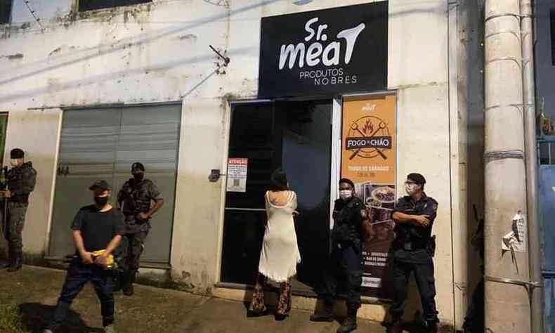 Fiscais multaram o bar em R$4.500 reais por no ter alvars para funcionar. (foto: Prefeitura de Betim/Divulgao)