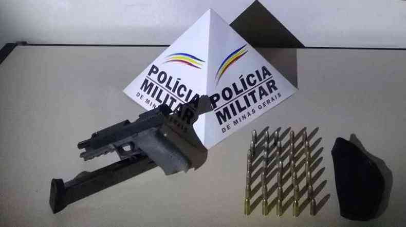 Pistola 9 milmetros encontrada com o suspeito morto. Carregador de munies expandido(foto: PMMG)