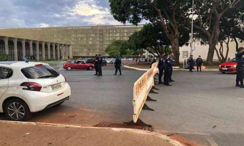 Policiais em cercando em rua na Esplanada dos Ministrios