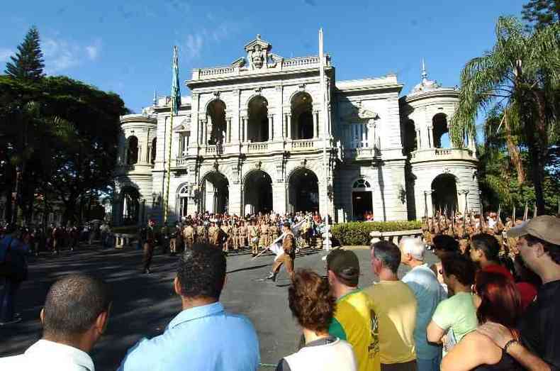 Público assiste à troca da Guarda Governamental no Palácio da Liberdade