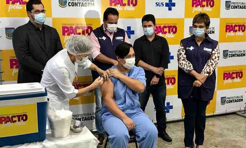 Dez profissionais de sade foram imunizados contra a COVID-19 no Hospital Municipal de Contagem(foto: Ramon Lisboa/EM/D.A Press)