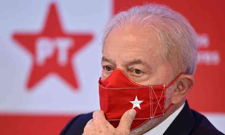 Ex-presidente Lula, de mscara, com a mo no queixo