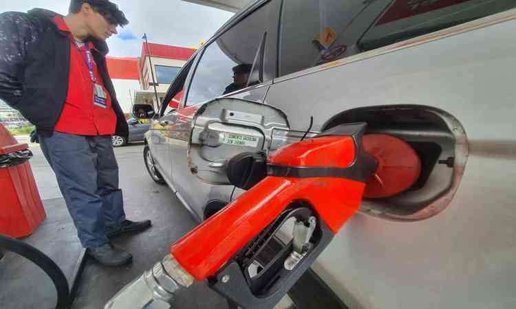 bomba de combustvel engatada no carro 