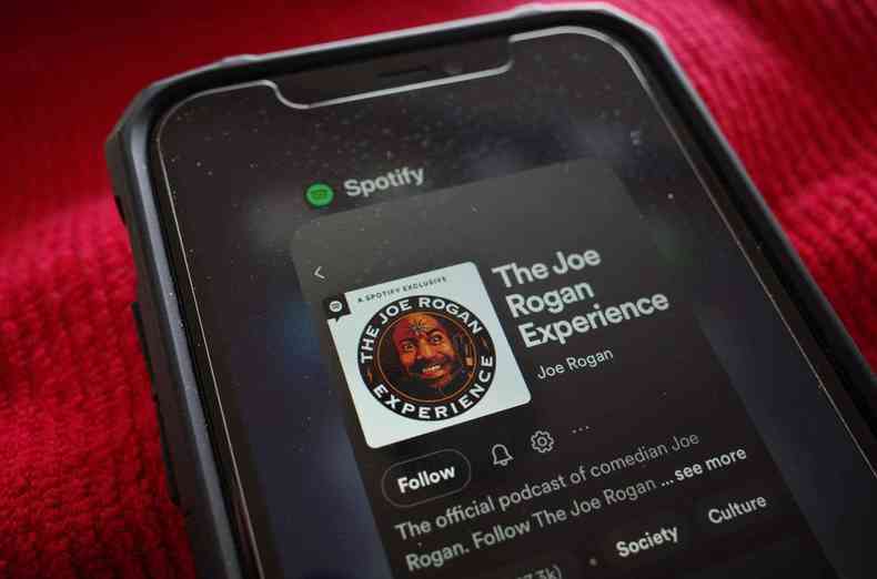 Esta foto ilustrativa mostra a pgina do Spotify para o podcast 'The Joe Rogan Experience' exibida em um smartphone 