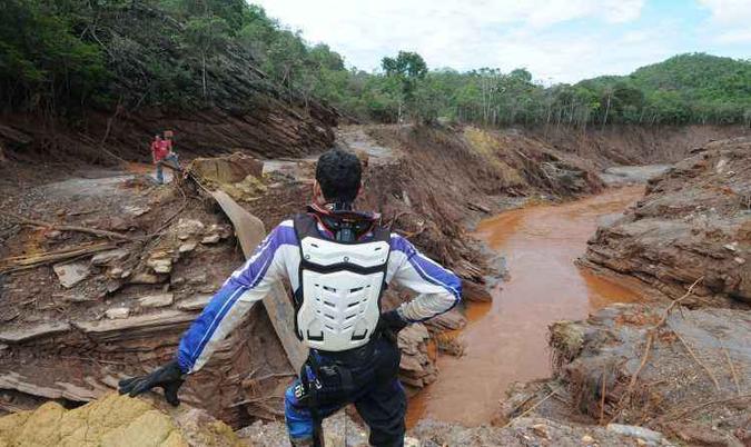 Visitantes surpreendidos pela queda da ligação têm viagem interrompida e se assustam com as dimensões dos estragos provocados pelo tsunami de rejeitos(foto: Túlio Santos/EM/D.A.Press) Visitantes surpreendidos pela queda da ligação têm viagem interrompida e se assustam com as dimensões dos estragos provocados pelo tsunami de rejeitos(foto: Túlio Santos/EM/D.A.Press)