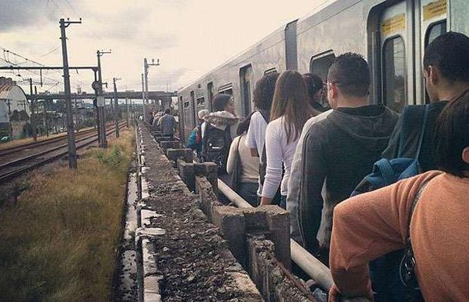 V�timas seguem a p� ap�s acidente entre dois trens da Linha 3-Vermelha do metr� de S�o Paulo(foto: (Tiago Vieira))