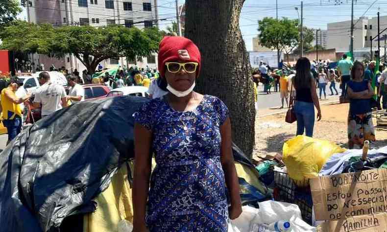 Sabrina Pereira, moradora de rua em meio  manifestao de apoiadores do presidente Bolsonaro em Montes Claros 