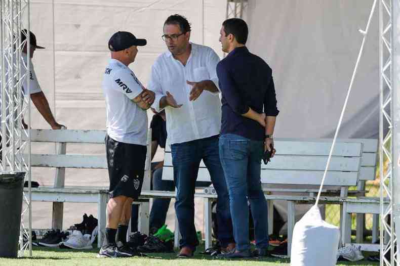 Alexandre Mattos (centro) foi oficializado como diretor de futebol do Atltico em 12 de maro(foto: Bruno Cantini/Atltico)