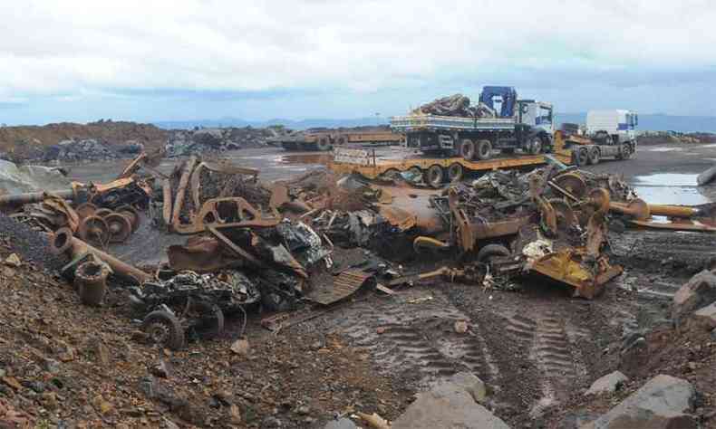  A destruio dos veculos d ideia da fora da lama que desceu arrasando a regio(foto: Tlio Santos/EM/DA Press)