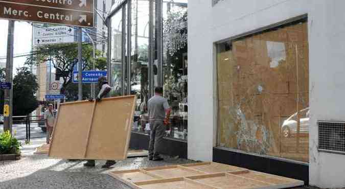 Loja na esquina da Avenida Bias Fortes com a Rua Gonalves Dias colocou tapumes, depois de ter sido atacada na quinta-feira(foto: FOTOS TLIO SANTOS/EM/D.A PRESS)