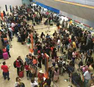 Passageiros j enfrentavam filas nos guichs do aeroporto no incio da manh de sbado(foto: Renata Neves/EM/D.A.Press)