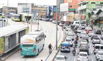 Este ano Belo Horizonte ganhou corredores exclusivos de ônibus articulados, o BRT Move, mas engarrafamentos persistem e faltam ciclovias em vias importantes de tráfego, como na Avenida Antônio Carlos(foto: Alexandre Guzanshe/EM/DA Press)
