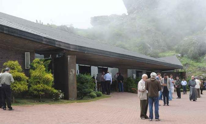 Sob névoa fina na Serra da Piedade, as duplas trocaram confissões, como os padres Carlos Antônio e Moisés de Jesus (abaixo)(foto: Beto Novaes/EM/DA Press) Sob névoa fina na Serra da Piedade, as duplas trocaram confissões, como os padres Carlos Antônio e Moisés de Jesus (abaixo)(foto: Beto Novaes/EM/DA Press)