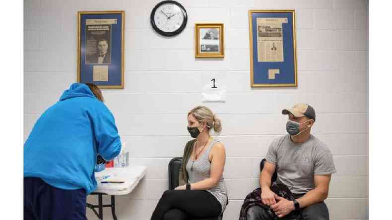Stefanie Dunahay, 39, e Matt Dunahay, 39, aguardam para receber a vacina contra o coronavrus no Centro Comunitrio de Bradfield em Ohio em maro de 2021(foto: REUTERS/Megan Jelinger)
