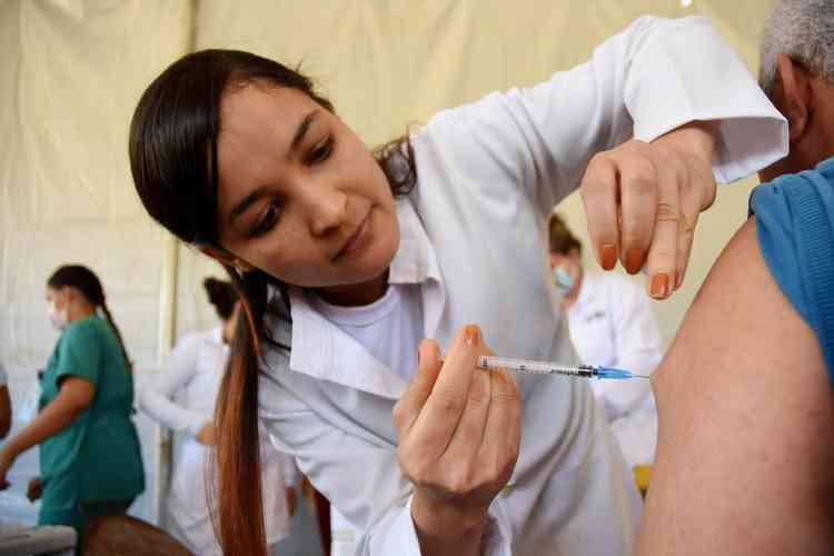 mulher vacinando