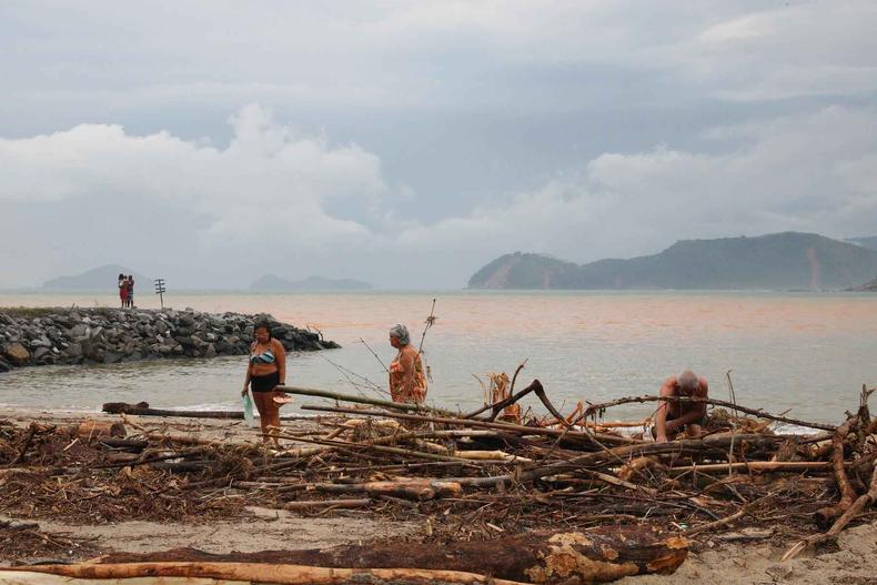Troncos de árvores e água do mar barrenta na praia de Boiçucanga após enchentes e deslizamentos no litoral norte de São Paulo(foto: Rovena Rosa/Agência Brasil) São Sebastião (SP), 21/02/2023, Troncos de árvores e água do mar barrenta na praia de Boiçucanga após enchentes e deslizamentos no litoral norte de São Paulo.