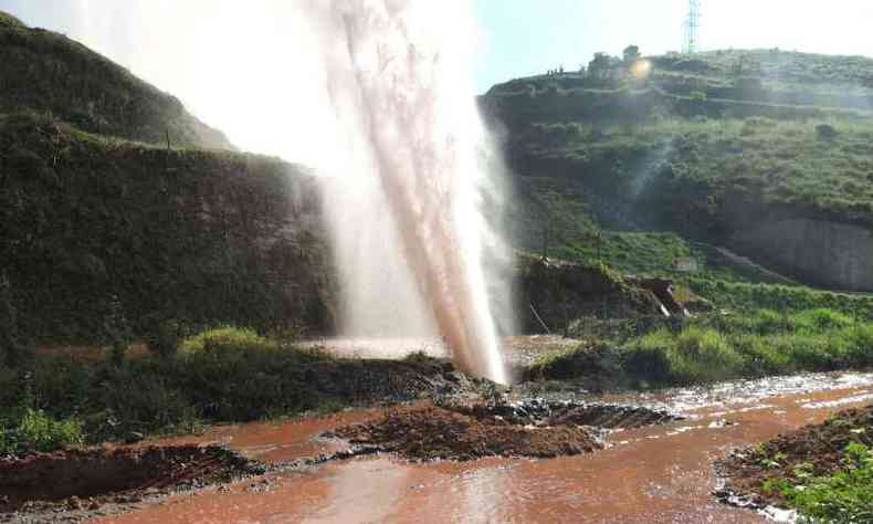 Dois rompimentos foram registrados no mineroduto, em Santo Antnio do Grama, na Zona da Mata, em menos de 20 dias(foto: Nucleo de Crimes Ambientais do MPMG/Divulgacao)