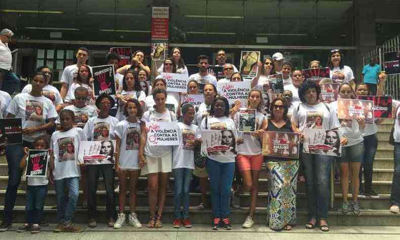 Familiares e amigos da advogada fizeram um protesto silencioso nesta segunda-feira(foto: Edesio Ferreira/EM/D.A.Press)