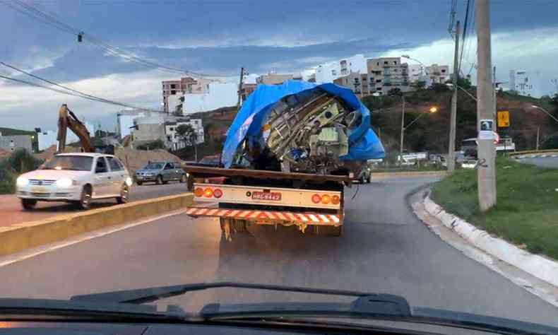 Destroos do avio de Marlia Mendona  levado em caminho para Caratinga