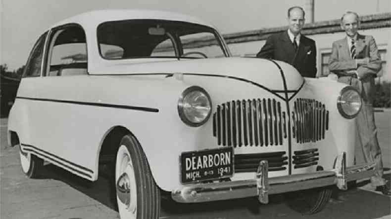 Robert Boyer e Henry Ford ao lado de um carro de plástico