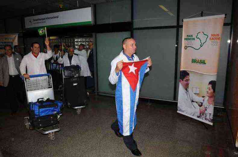 Mdicos cubanos chegam para participar do Programa Mais Mdicos(foto: Carlos Moura/CB/D.A Press)