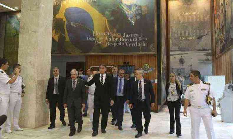 Um dos encontros de Bolsonaro foi com o comandante da Marinha: sem contingenciamento de recursos dos militares (foto: Valter Campanato/Agncia Brasil)