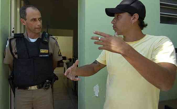 Policial conversa com o motorista que dirigia bbado na MG-424(foto: Jair Amaral/EM DA PRESS)