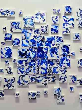 Nas peas criadas a partir de quadrados de cimento, o artista optou pelos tons de azul, com referncias da cermica e da pintura (foto: FOTOS ESTELA TAKAHACHI/DIVULGAO)