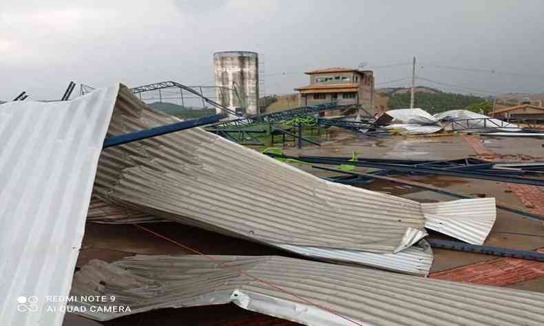Telhado de quadra foi todo destrudo pela fora do vento(foto: Redes Sociais/Reproduo)