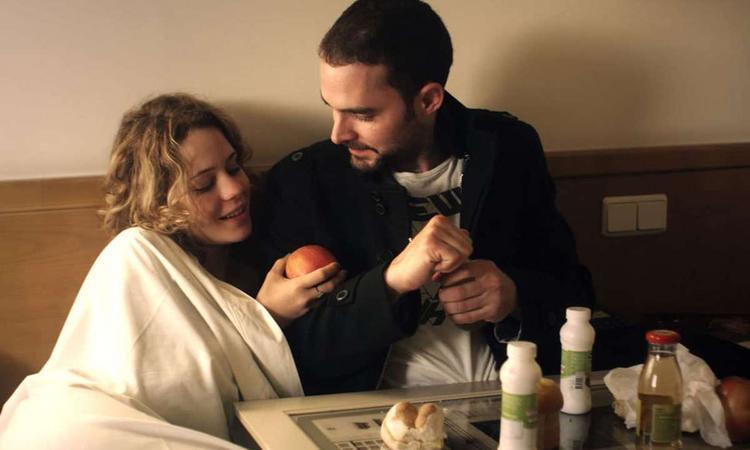 Leandra Leal e Manolo Cardona tomam caf da manh na cama em cena do filme Love Film Festival