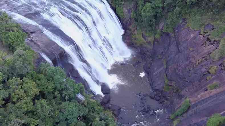 A Cachoeira da Barragem, entre Campestre e Poo Fundo, tem um paredo de dez metros