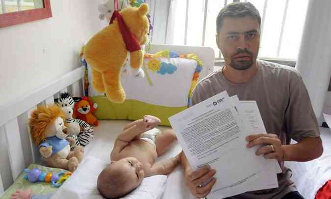 Leonardo da Silveira s conseguiu incluir o filho Thiago, de quatro meses, como dependente por fora de liminar(foto: Jair Amaral/EM/DA Press)