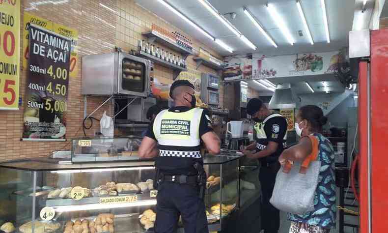 Guarda Municipal orienta que os clientes da lanchonete consumam os alimentos fora do estabelecimento(foto: Jair Amaral/EM/D.A Press)