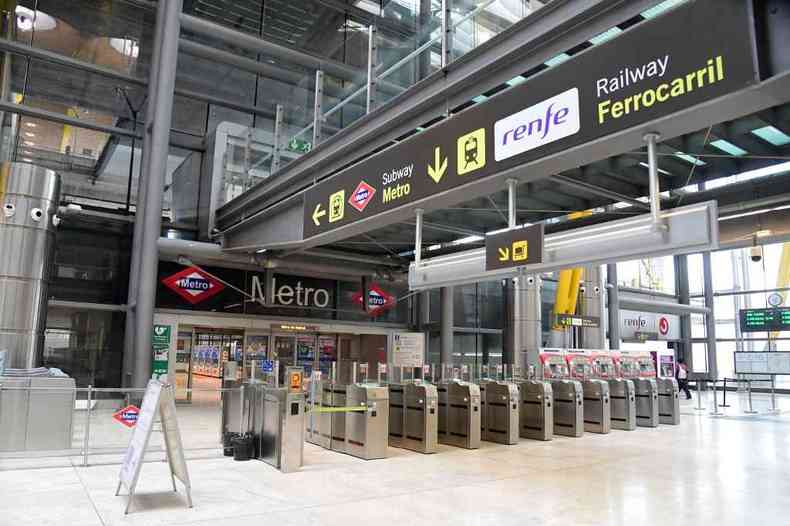 Governo espanhol pede que trabalhadores evitem transporte pblico na volta parcial ao trabalho(foto: JAVIER SORIANO / AFP)