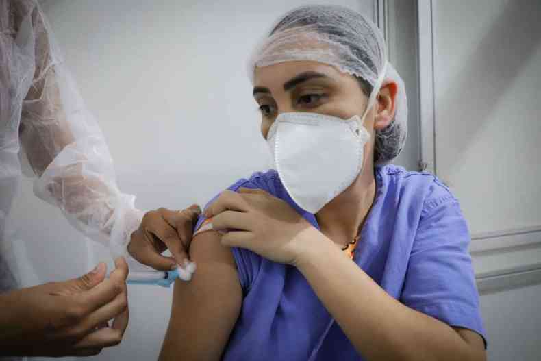 A tcnica de enfermagem, Rita Gonalves dos Reis Silva, entrou para a histria ao ser imunizada com a segunda dose da CoronaVac em Ibirit. (foto: Prefeitura Ibirit/Divulgao)