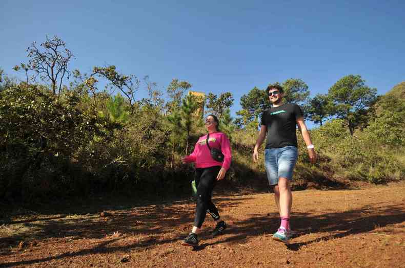 Casal faz trilha no Parque da Serra do Curral