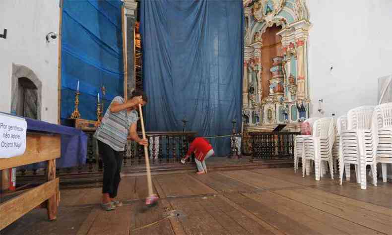 No sbado, devotos ajudaram na limpeza do imvel histrico, cujo processo de restaurao foi interrompido em 2014(foto: Marcos Vieira/EM/DA Press)