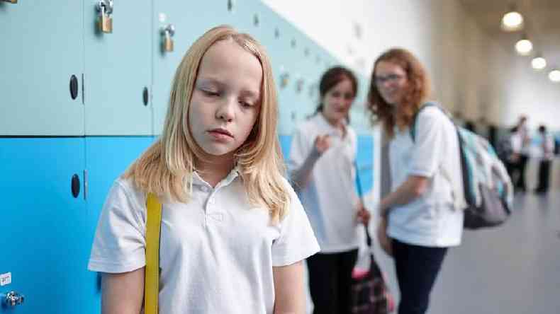 Meninas falando pelas costas de outra em vestirio na escola