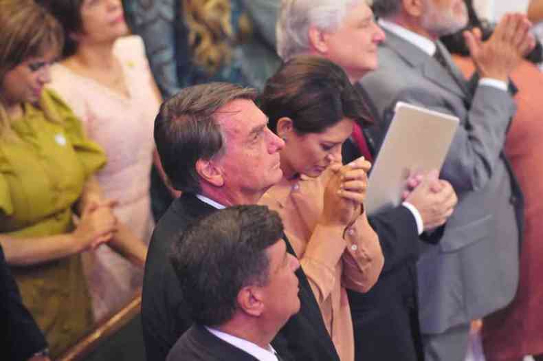 O presidente Jair Bolsonaro, entre a primeira-dama, Michelle Bolsonaro, e o senador Carlos Viana