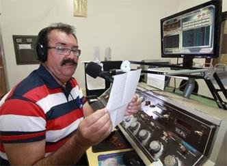 Radialista Jota Pinheiro: not�cias e b�n��os que chegam �s ondas do r�dio(foto: Solon Queiroz/Esp. EM - Brasil)